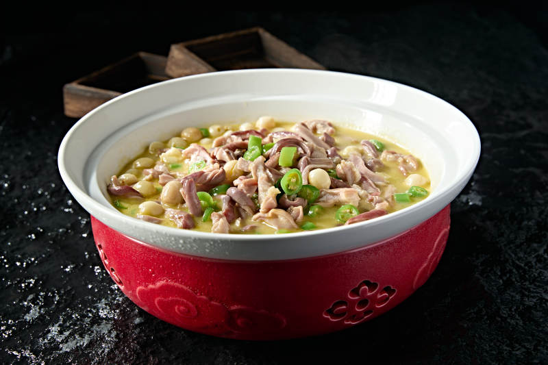 酸汤米椒莲子炖猪肚