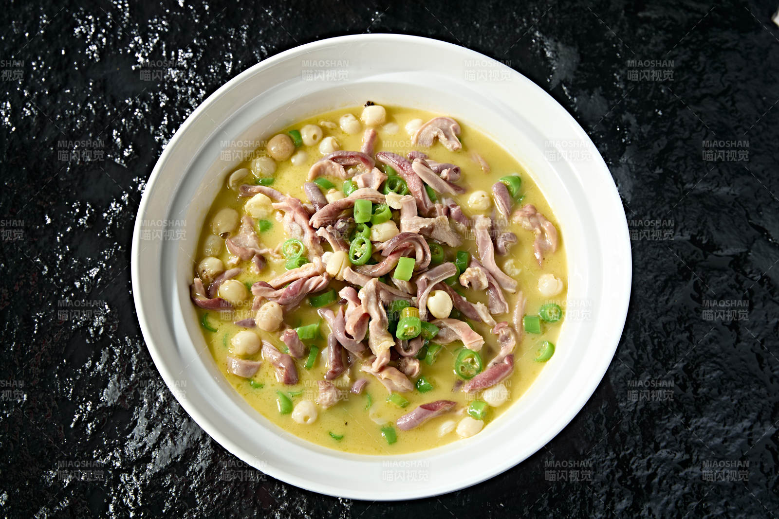 酸汤米椒莲子炖猪肚