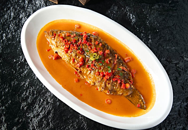 红烧鱼配辣椒酱