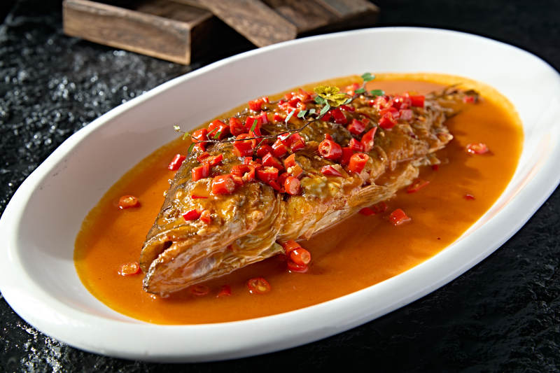 红烧鱼头配辣椒