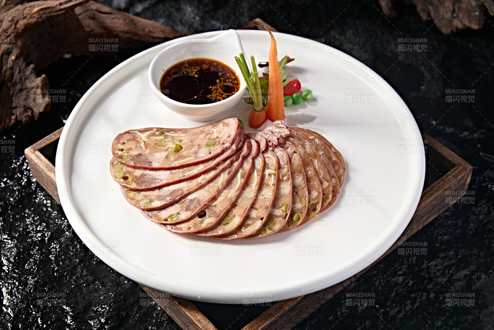 美味凉菜压猪耳丝肘花卷