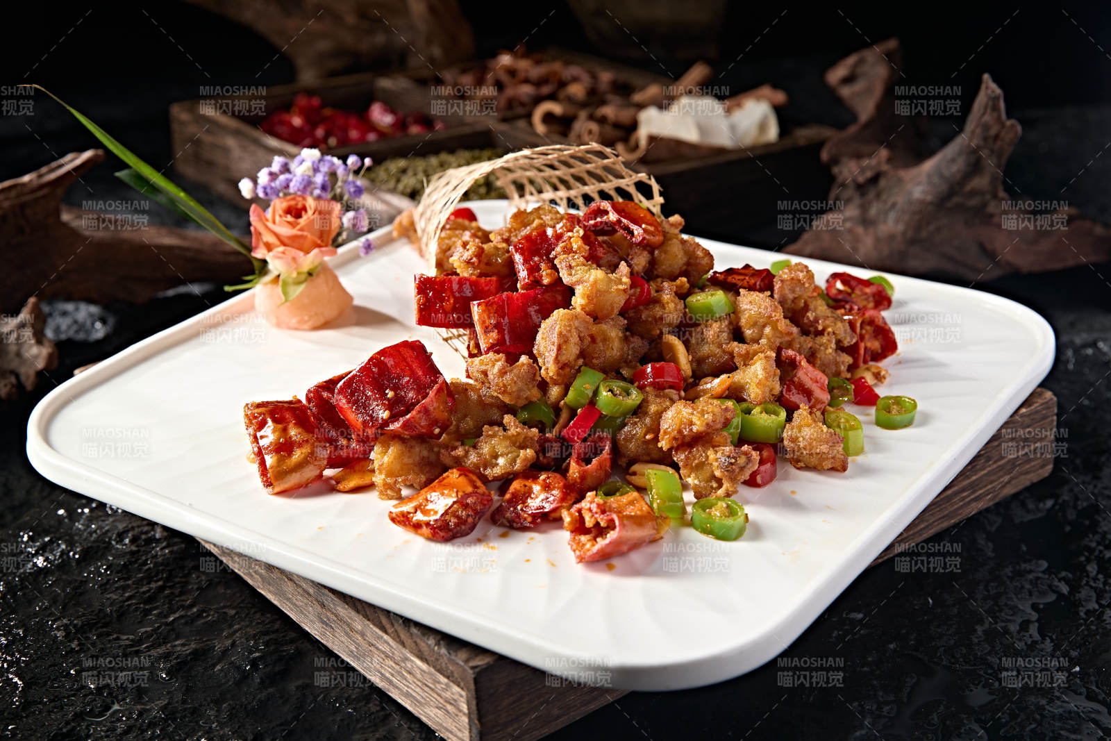 香辣鸡丁配青椒