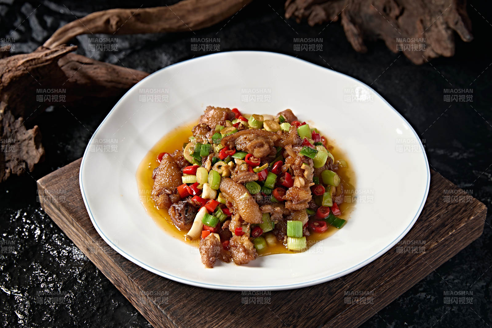 美味米椒蒜苗爆炒猪脚皮