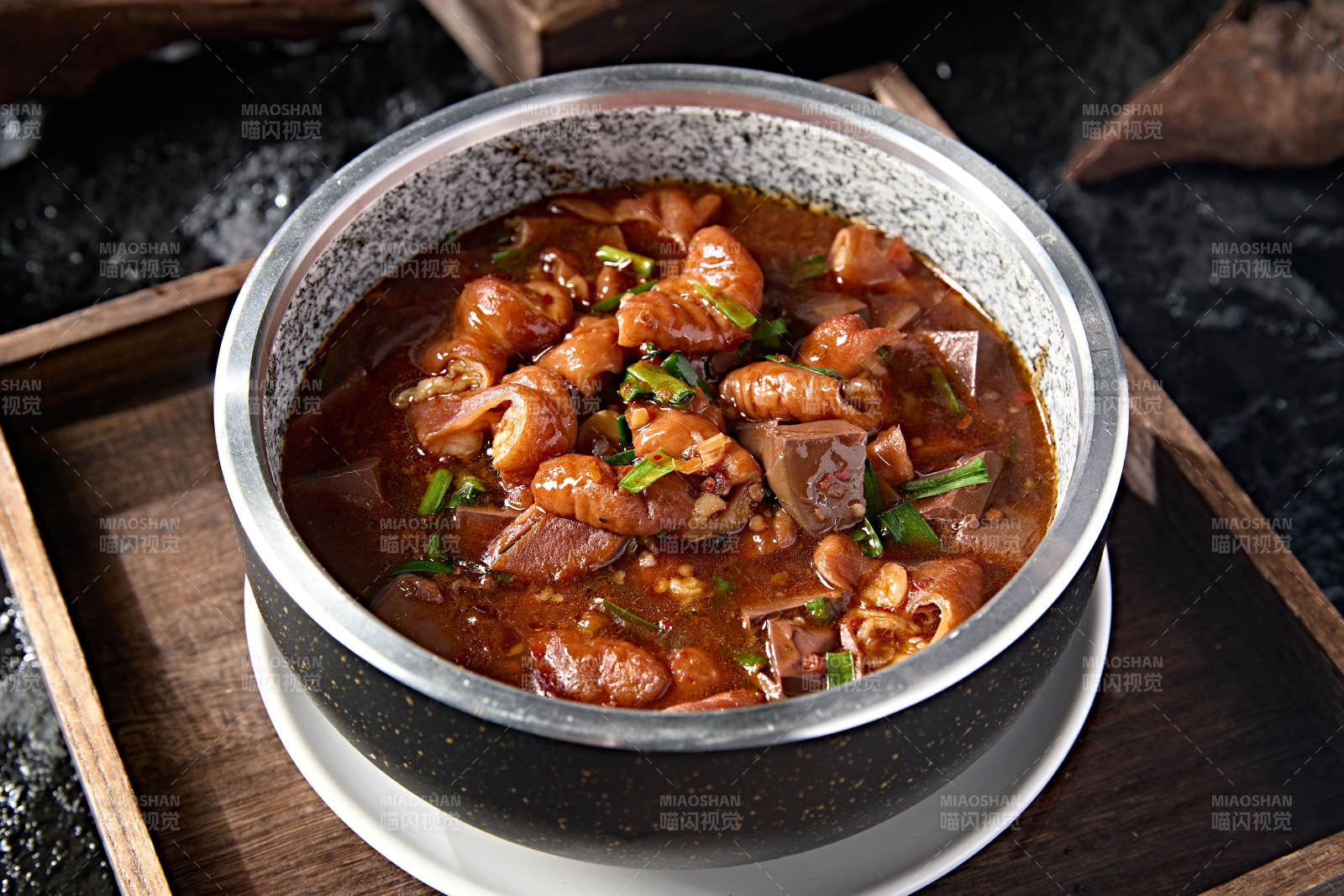 江湖菜系石锅鸭血炖肥肠