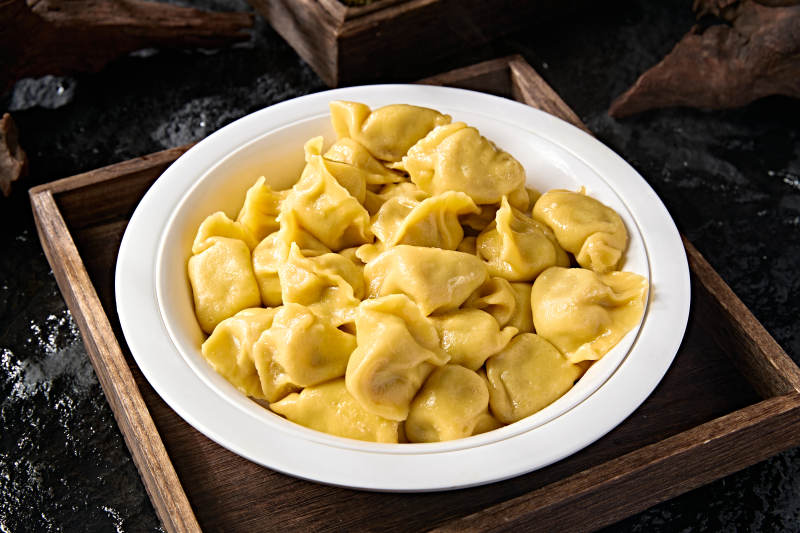 金黄饺子盛盘中