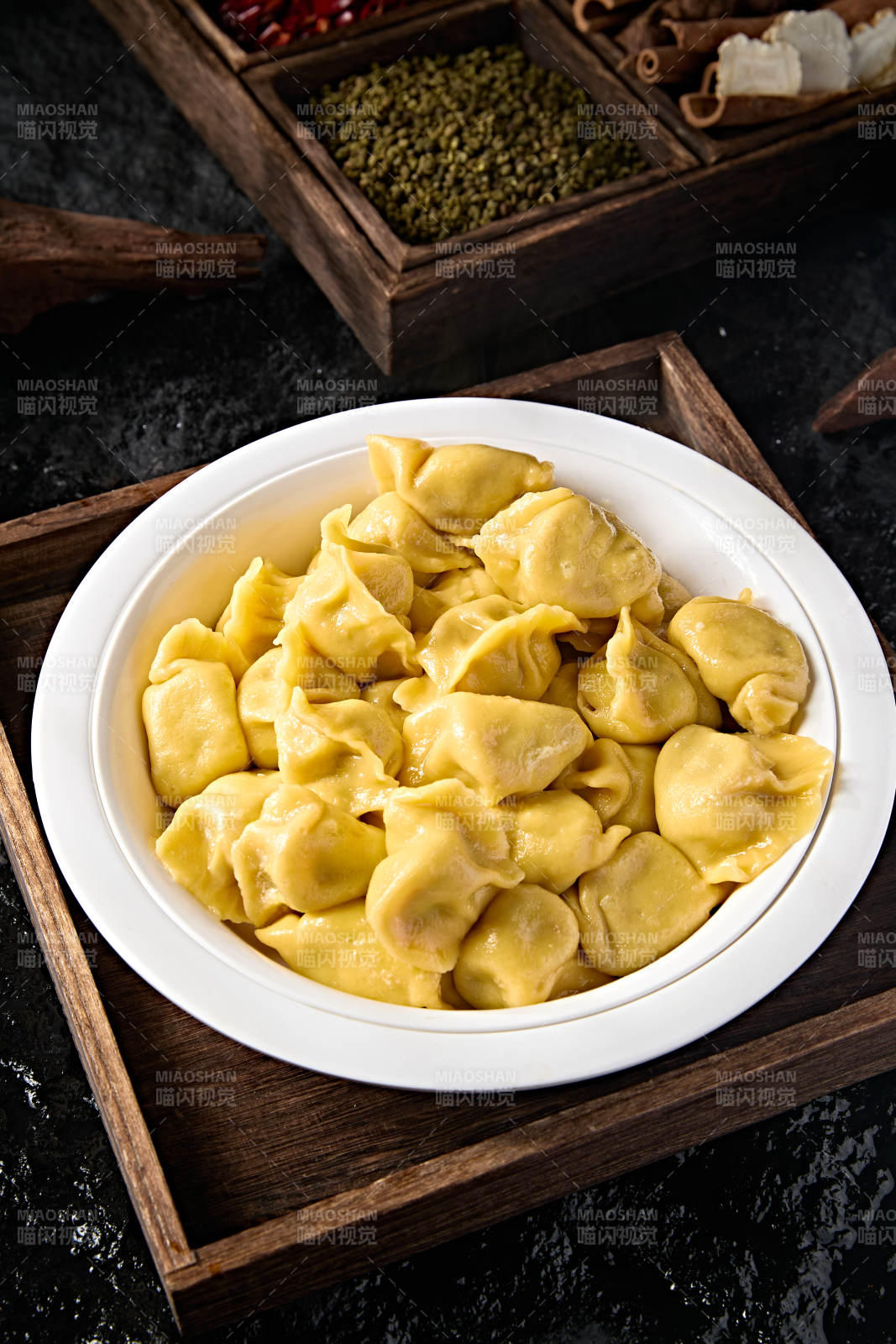 金黄饺子盛盘中