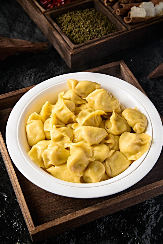 金黄饺子盛盘中