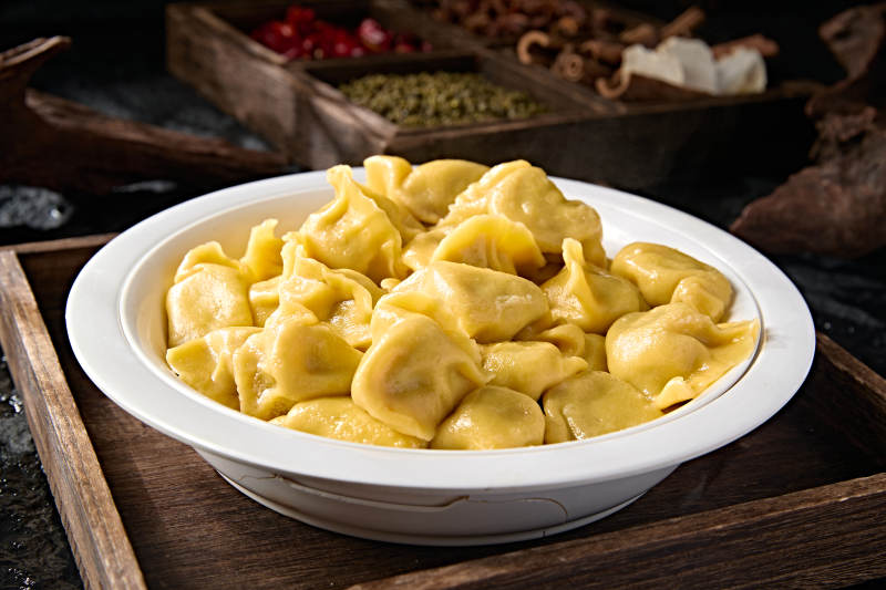 金黄饺子盛盘中