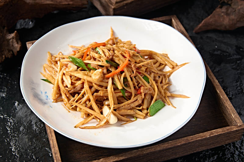 家庭小炒肉丝杏鲍菇丝彩椒丝