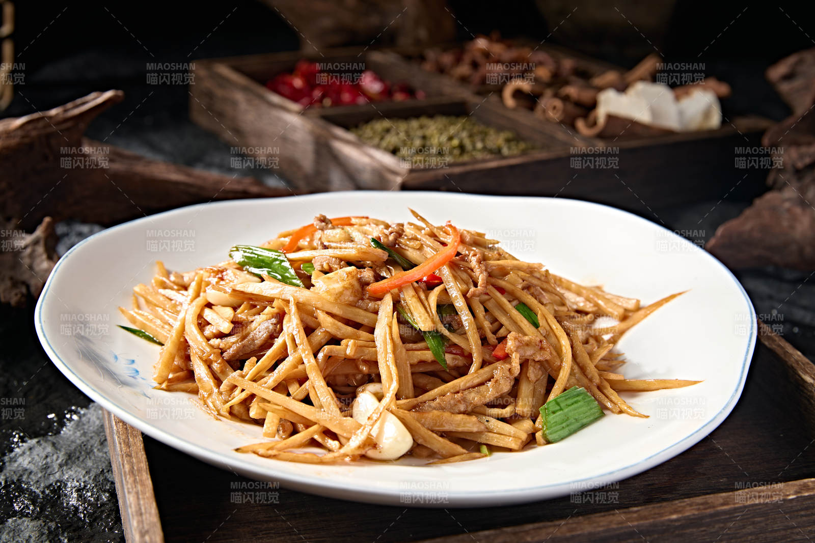 家庭小炒肉丝杏鲍菇丝彩椒丝