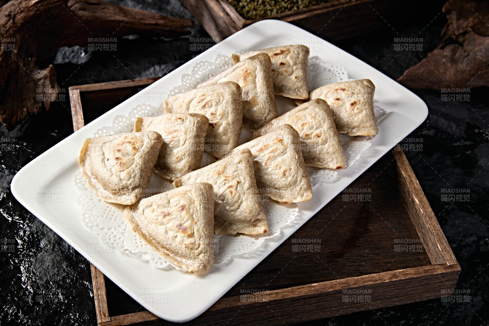 金黄酥皮三角饺