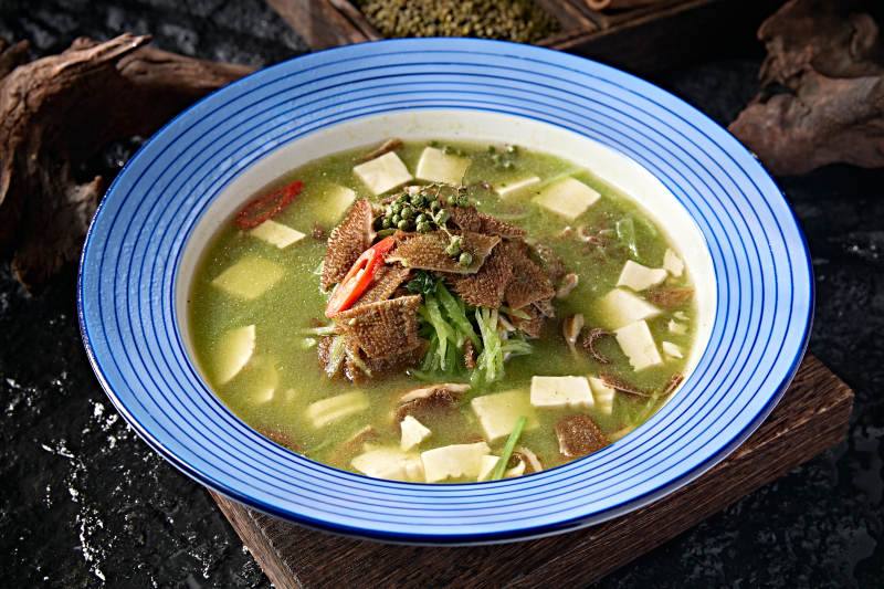 川渝美食藤椒酸汤豆腐瓜丝炖毛肚