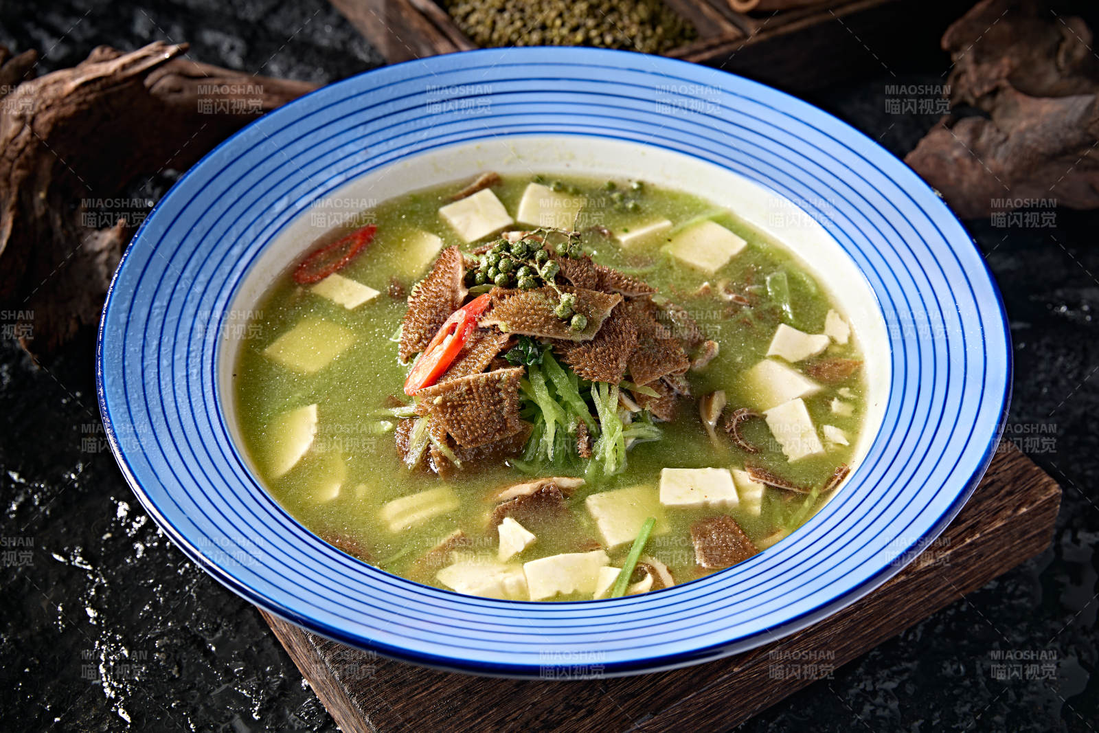 川渝美食藤椒酸汤豆腐瓜丝炖毛肚