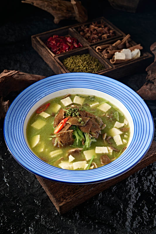 川渝美食藤椒酸汤豆腐瓜丝炖毛肚