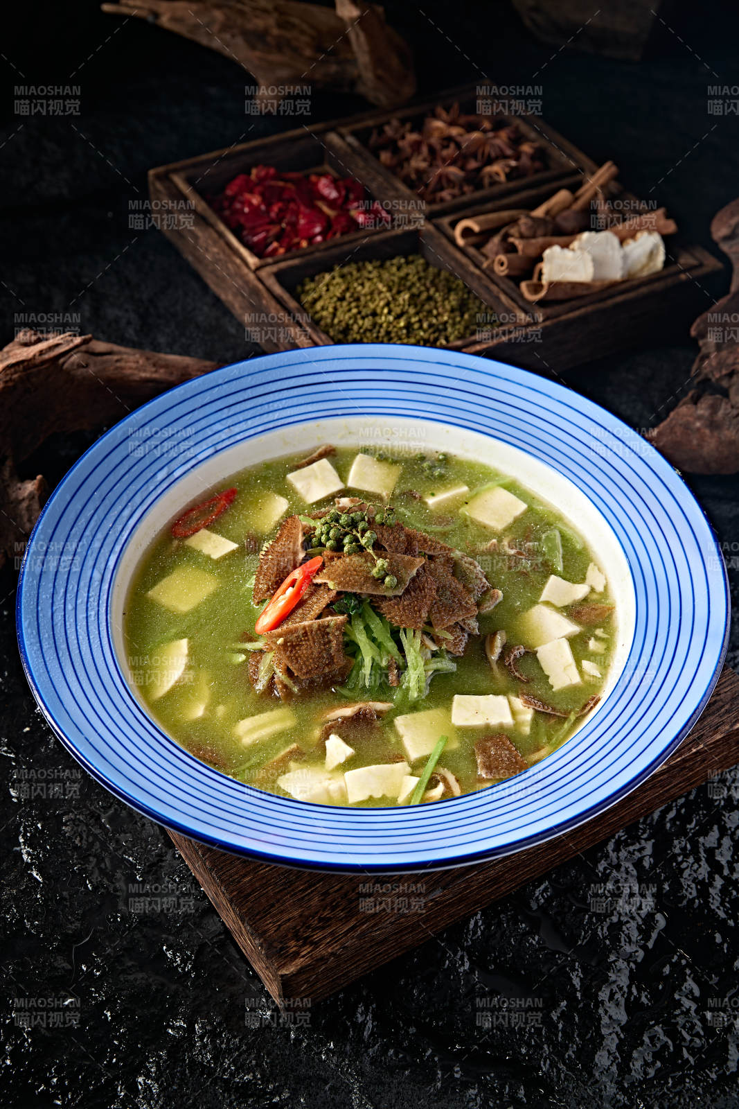 川渝美食藤椒酸汤豆腐瓜丝炖毛肚