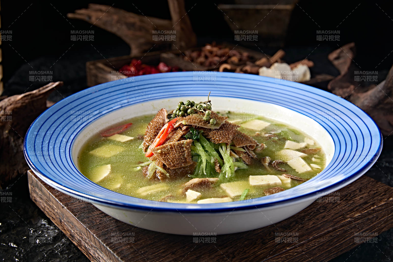 川渝美食藤椒酸汤豆腐瓜丝炖毛肚