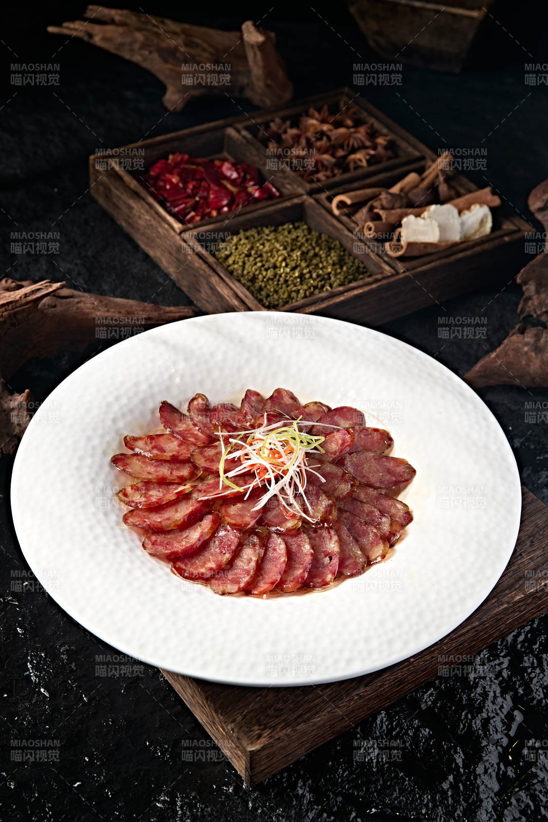 香肠拼盘配香料