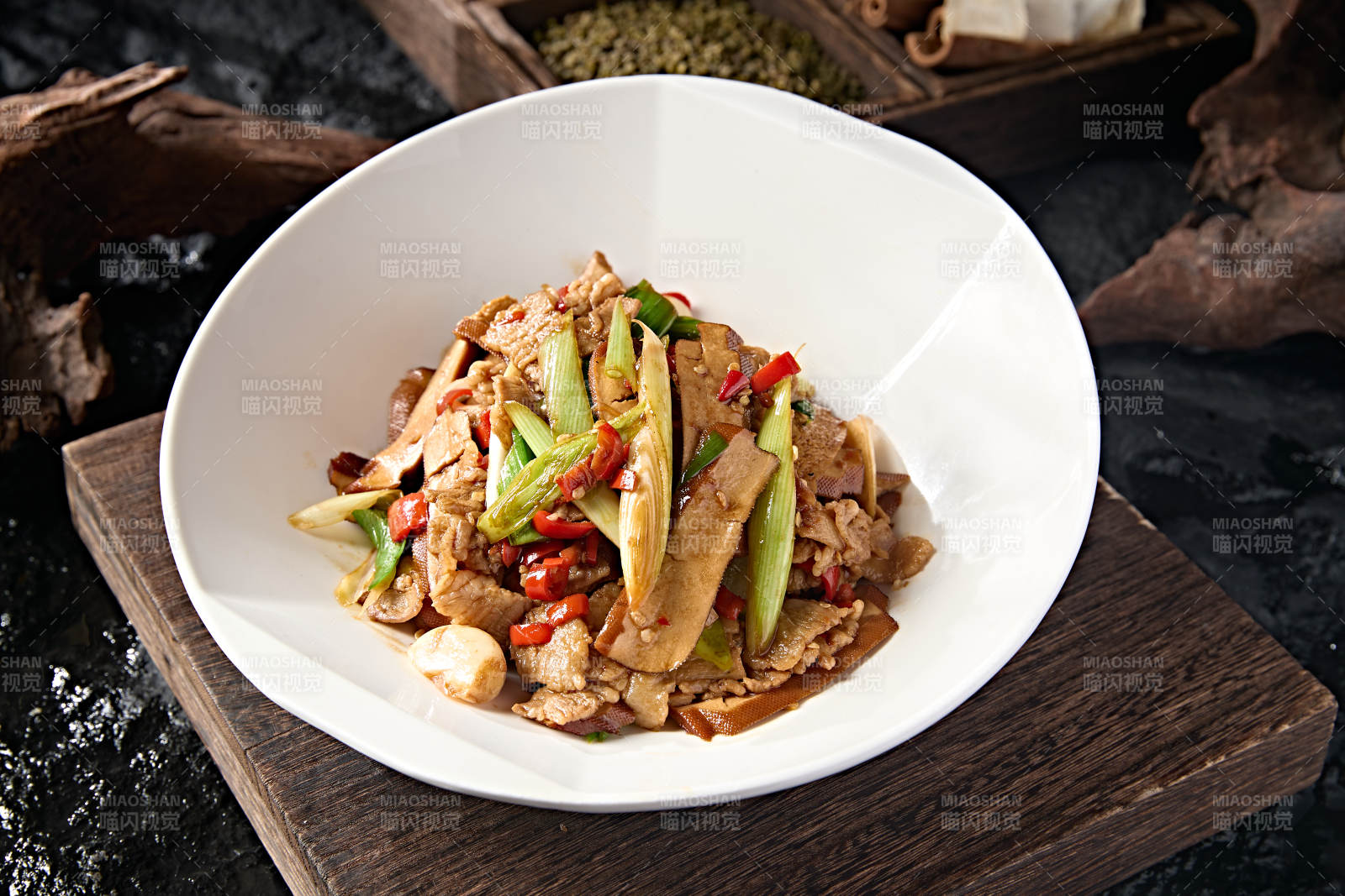 中餐小炒米椒蒜苗蒜子香干炒五花肉