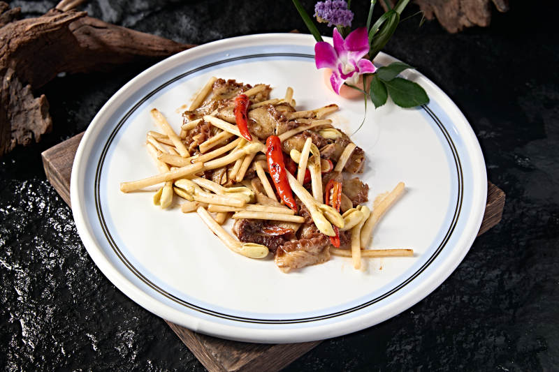 指天椒花生芽炒金钱肚片