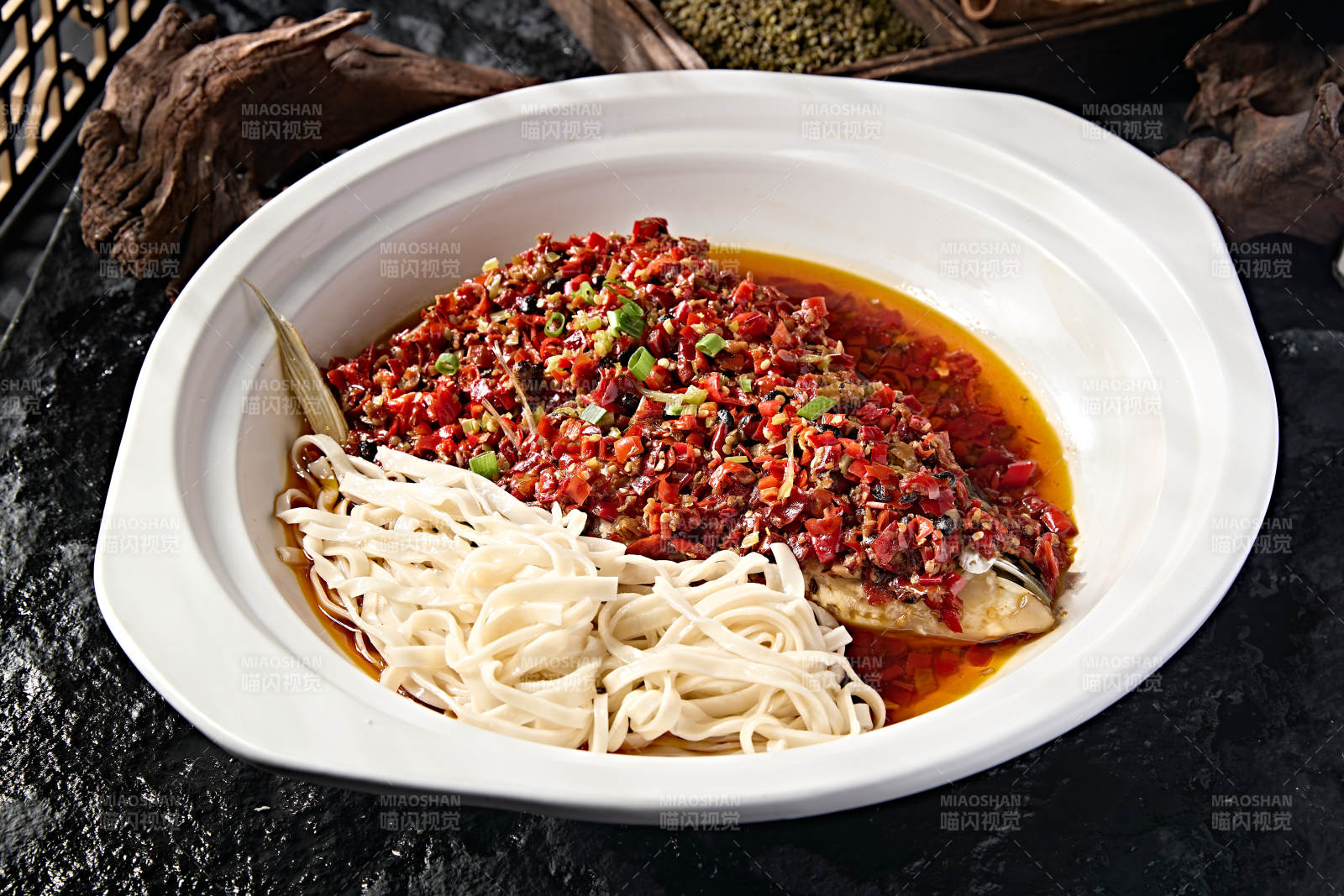 剁椒鱼头配面条