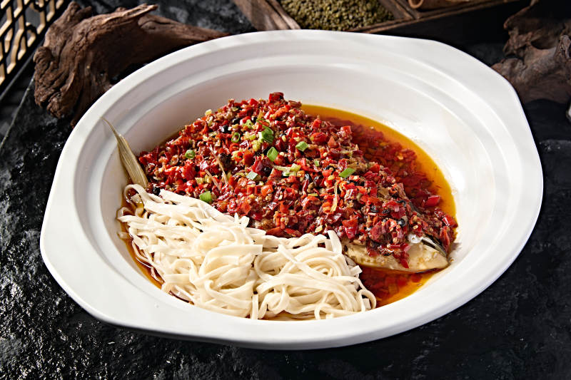 剁椒鱼头配面条