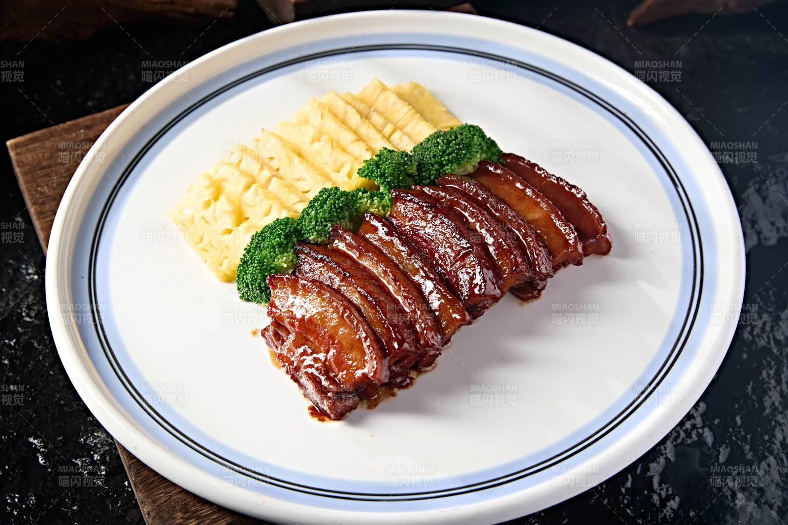 中餐广式美味蜜汁烧肉配凤梨