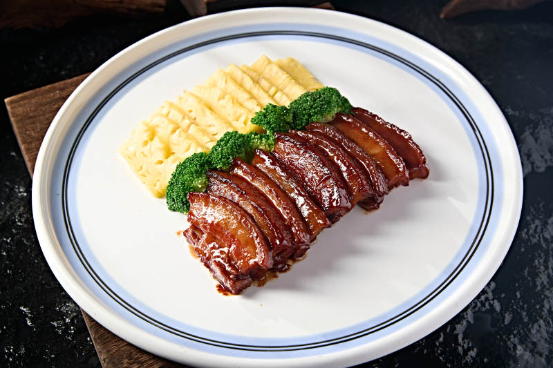 中餐广式美味蜜汁烧肉配凤梨