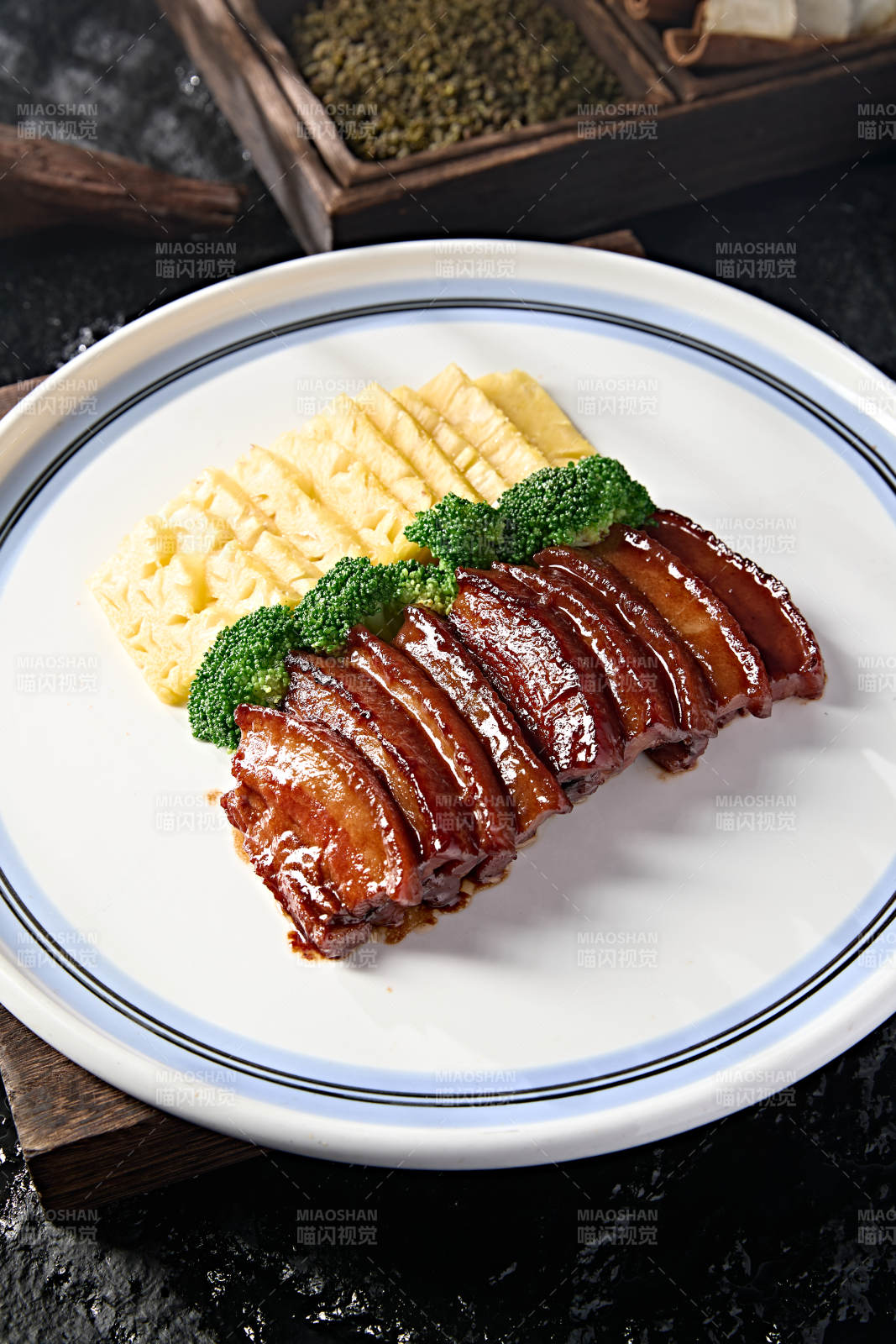 中餐广式美味蜜汁烧肉配凤梨