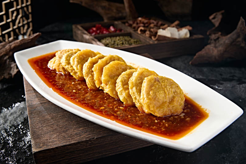 中餐津味美食油泼剁椒酱配裹面炸肉馅藕夹