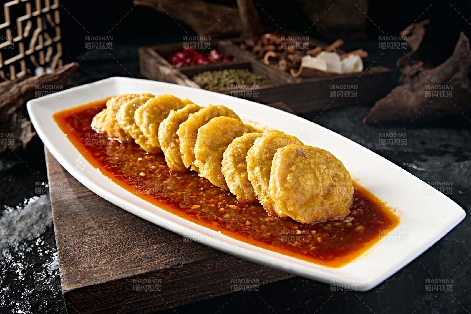 中餐津味美食油泼剁椒酱配裹面炸肉馅藕夹