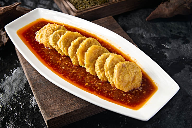 中餐津味美食油泼剁椒酱配裹面炸肉馅藕夹