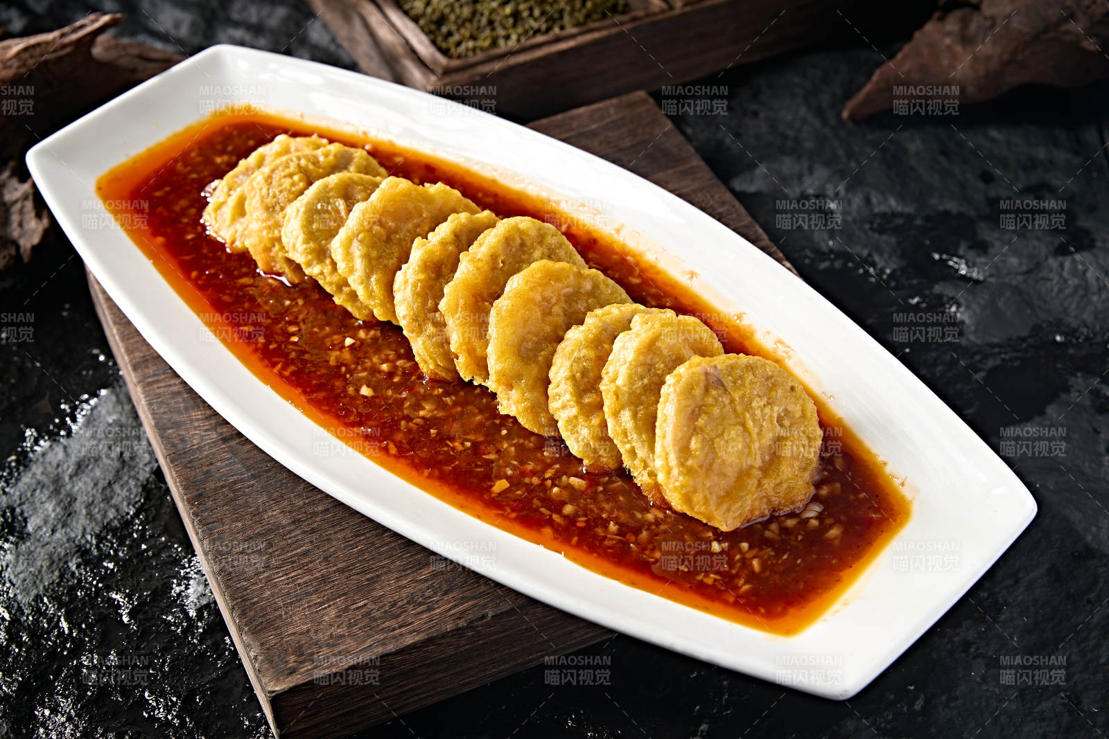 中餐津味美食油泼剁椒酱配裹面炸肉馅藕夹