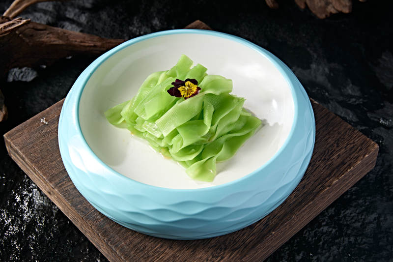 青翠花卷配黄蕊