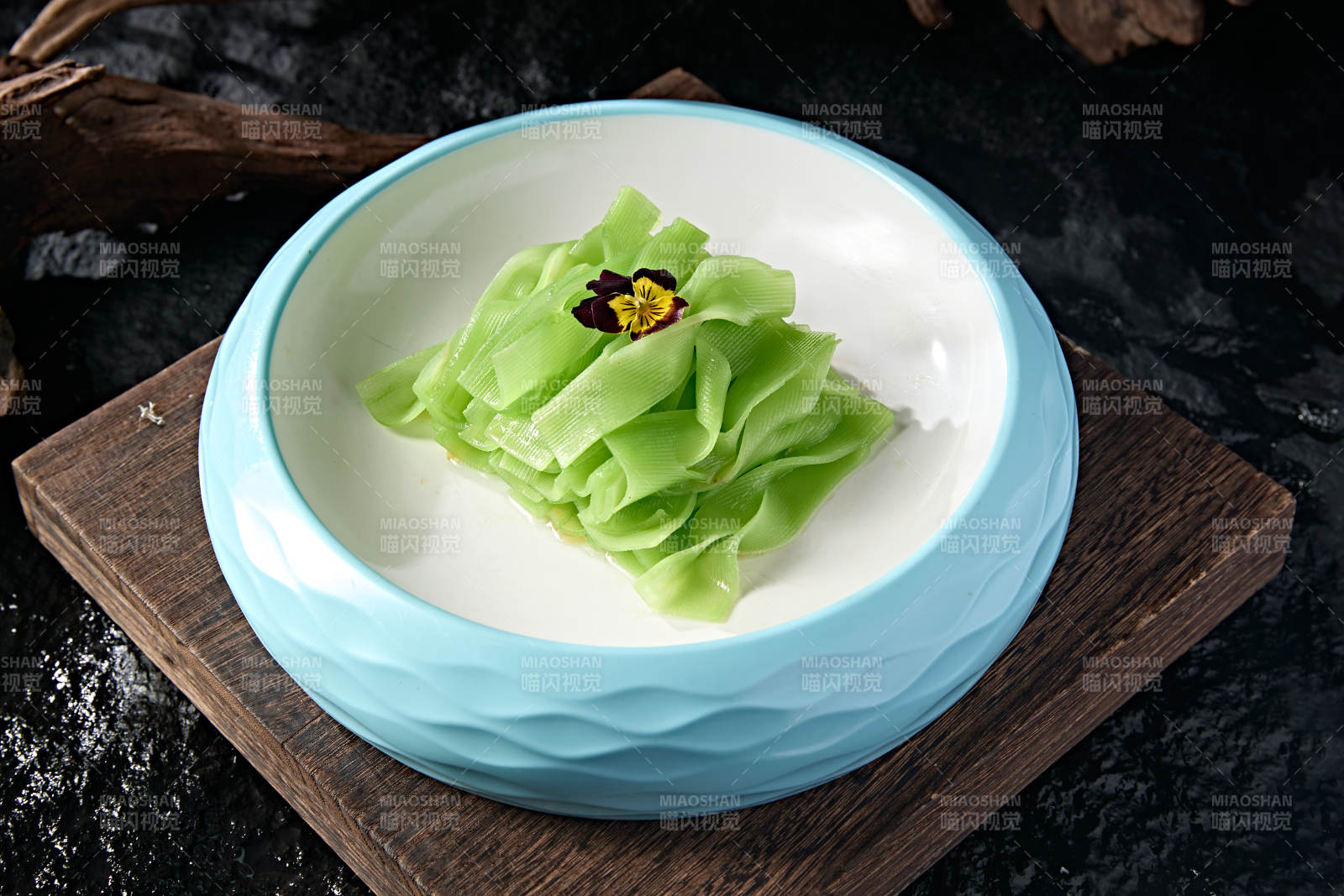 青翠花卷配黄蕊