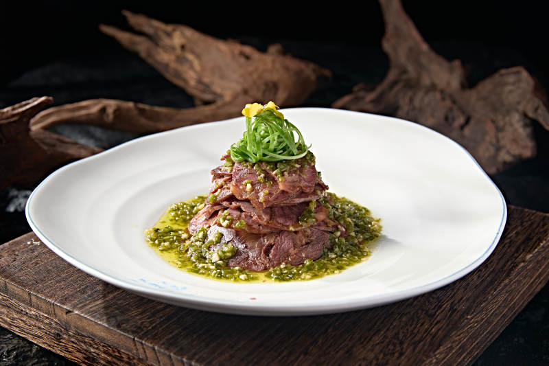 精致牛肉塔配青酱