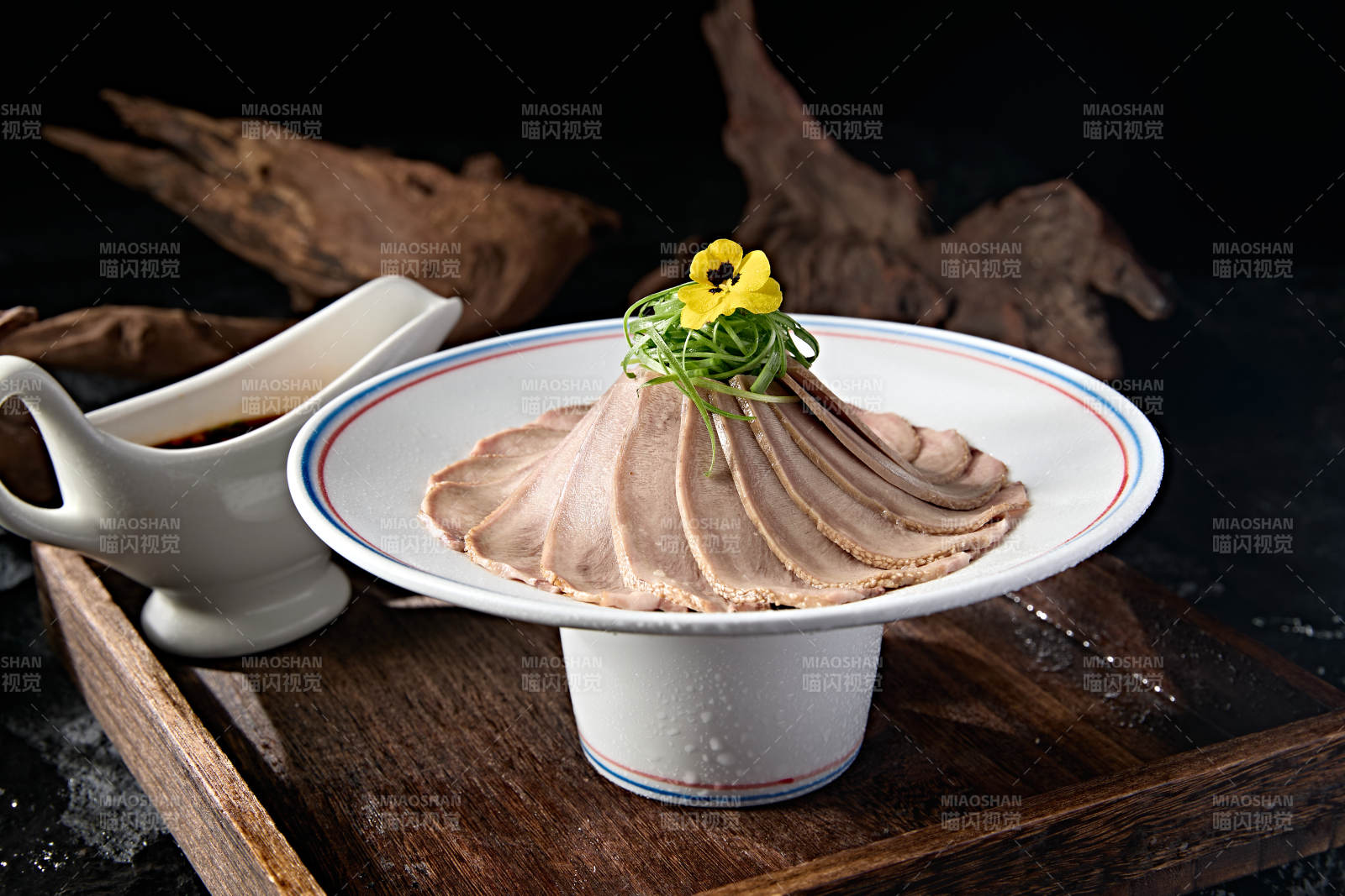 精美中餐涼菜澆汁五香牛舌切片