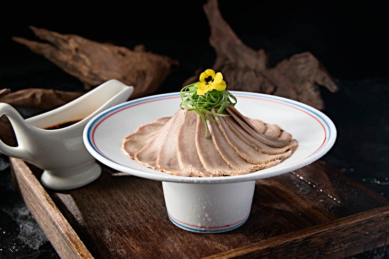 精美中餐凉菜浇汁五香牛舌切片