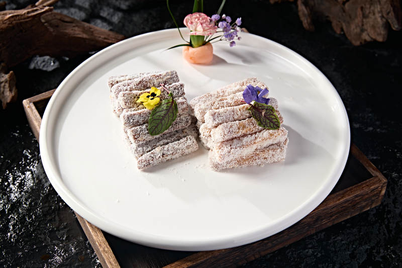 精致甜点 花饰点缀