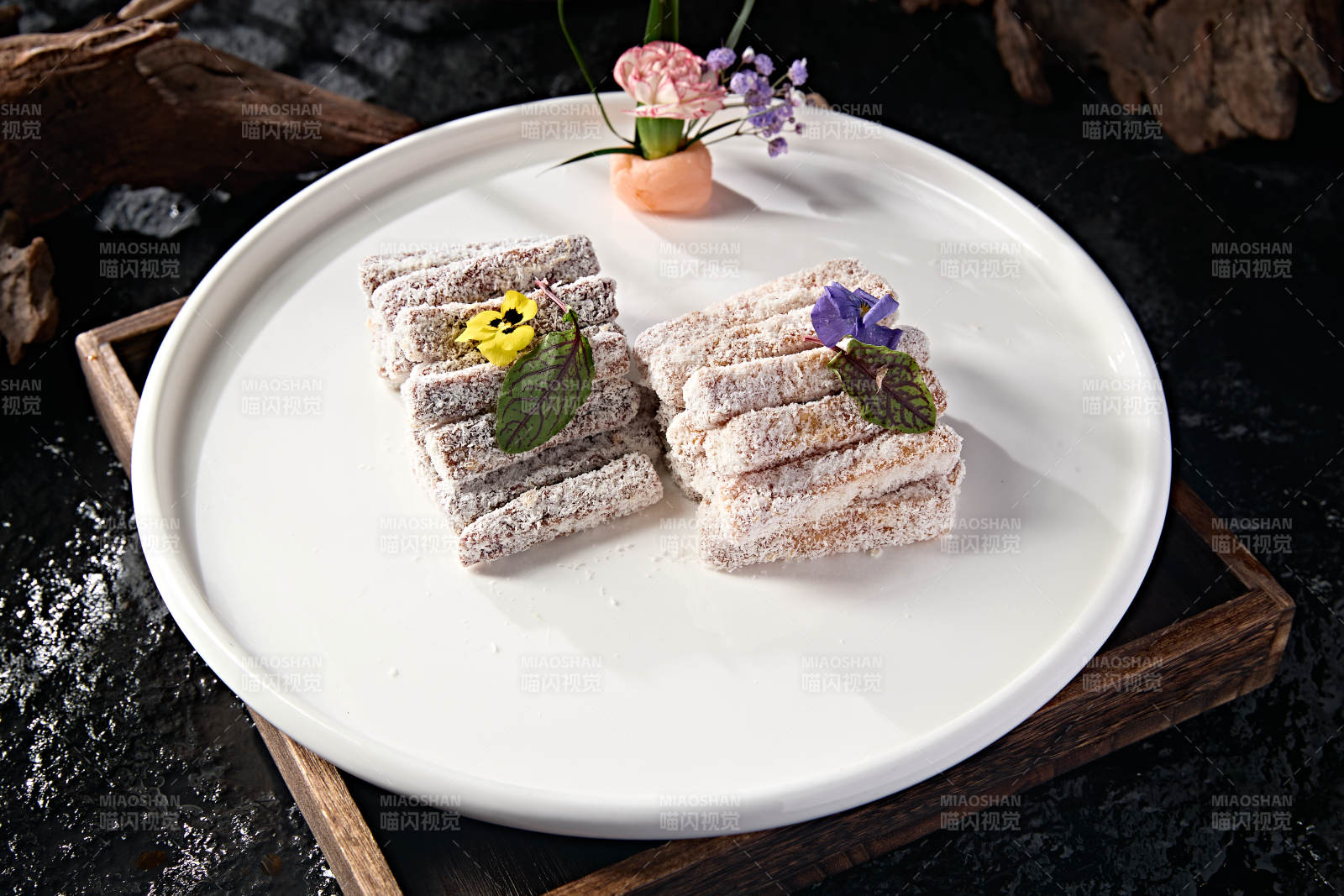 精致甜點 花飾點綴