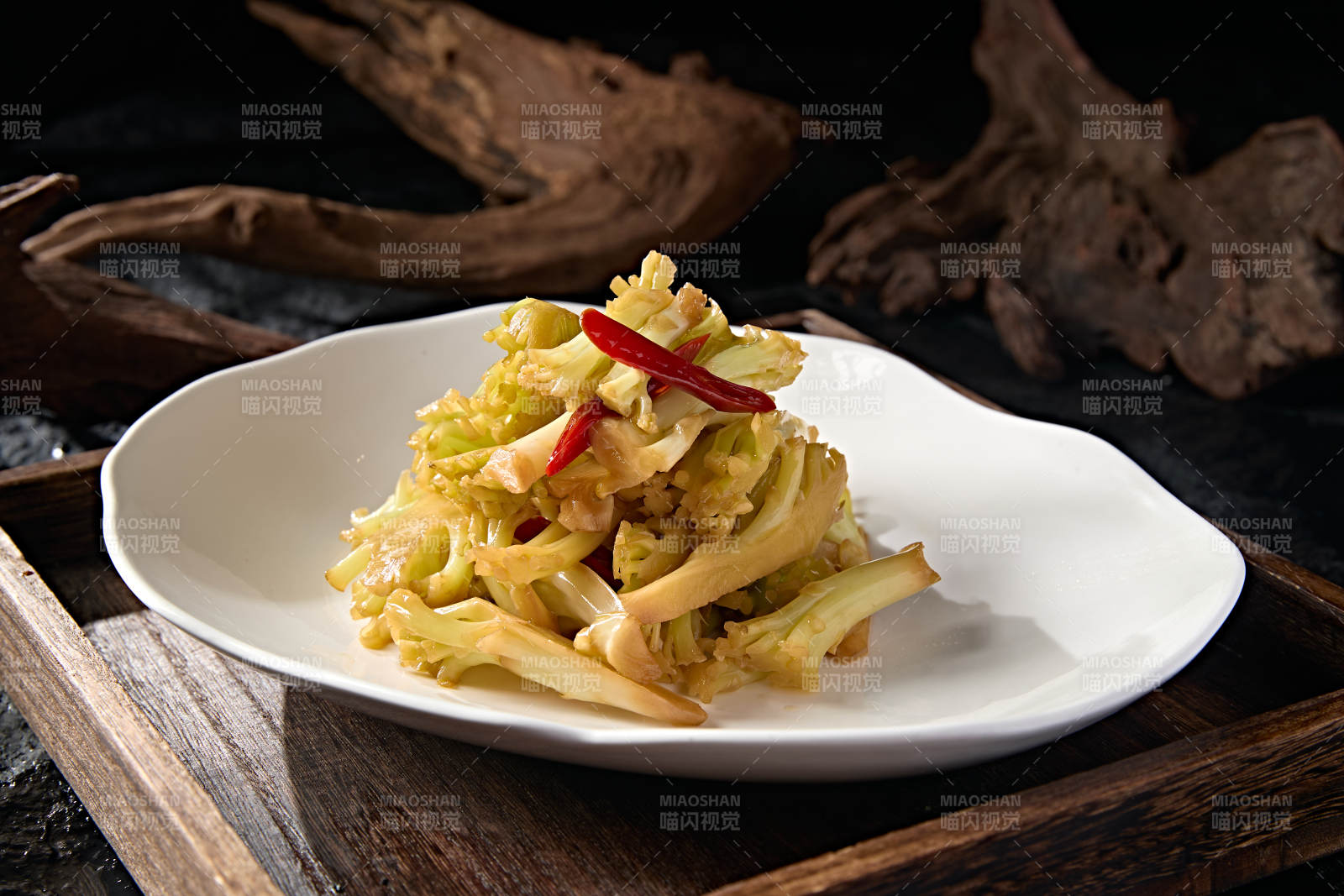 凉拌花菜配红椒