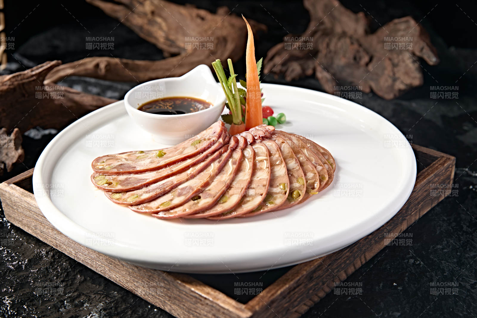 美味凉菜压猪耳丝肘花卷