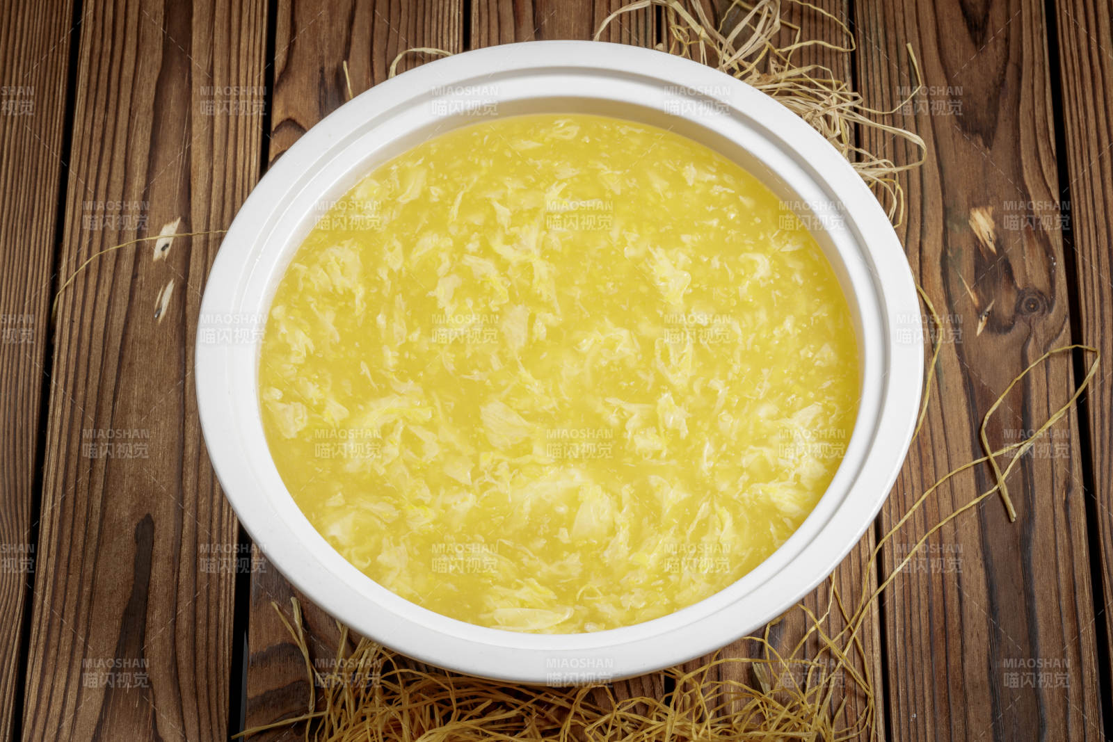 金黄蛋羹盛碗中