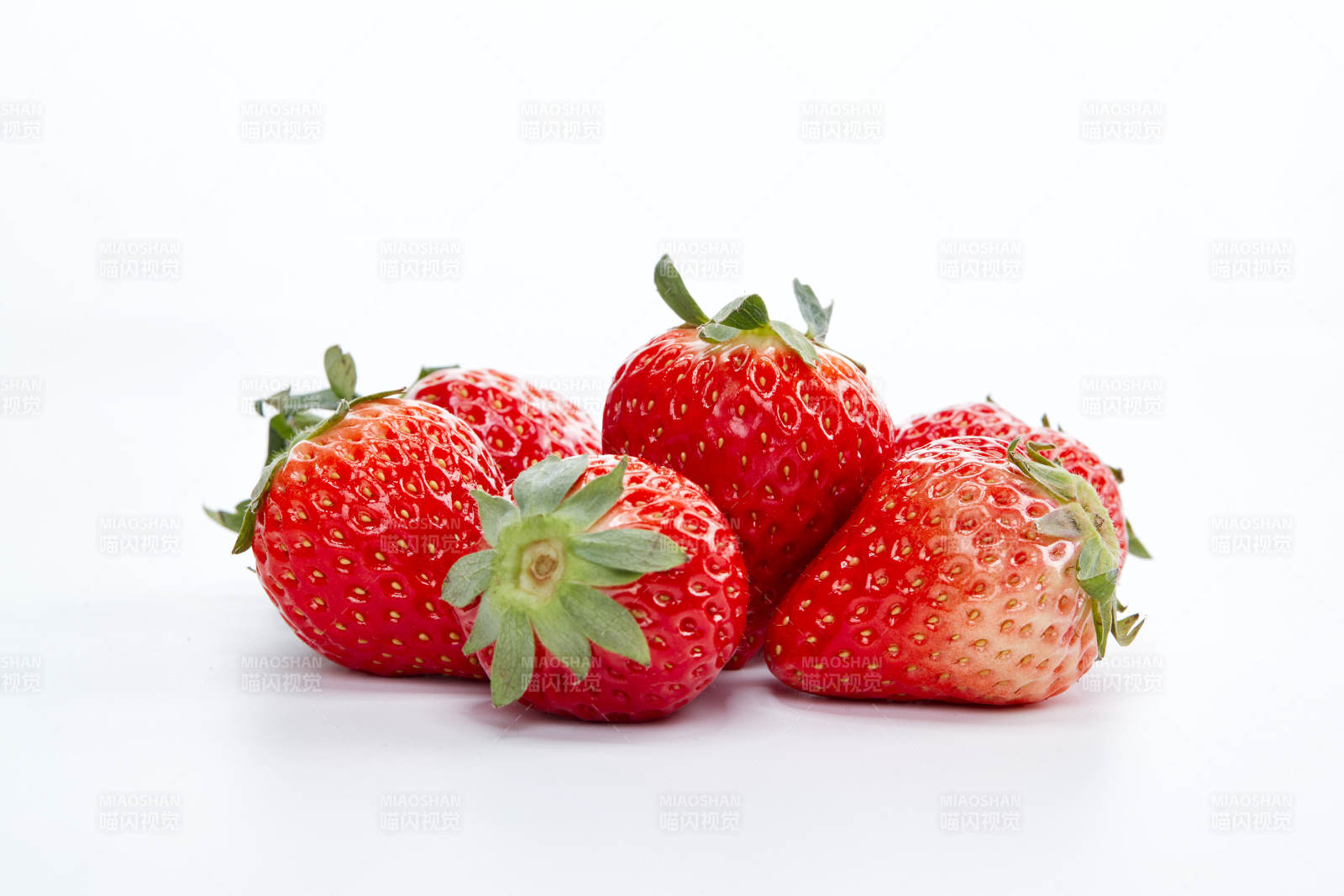 鲜红草莓堆叠