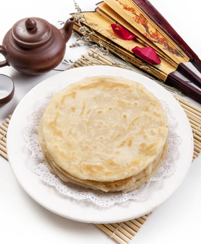 金黄薄饼叠盘中