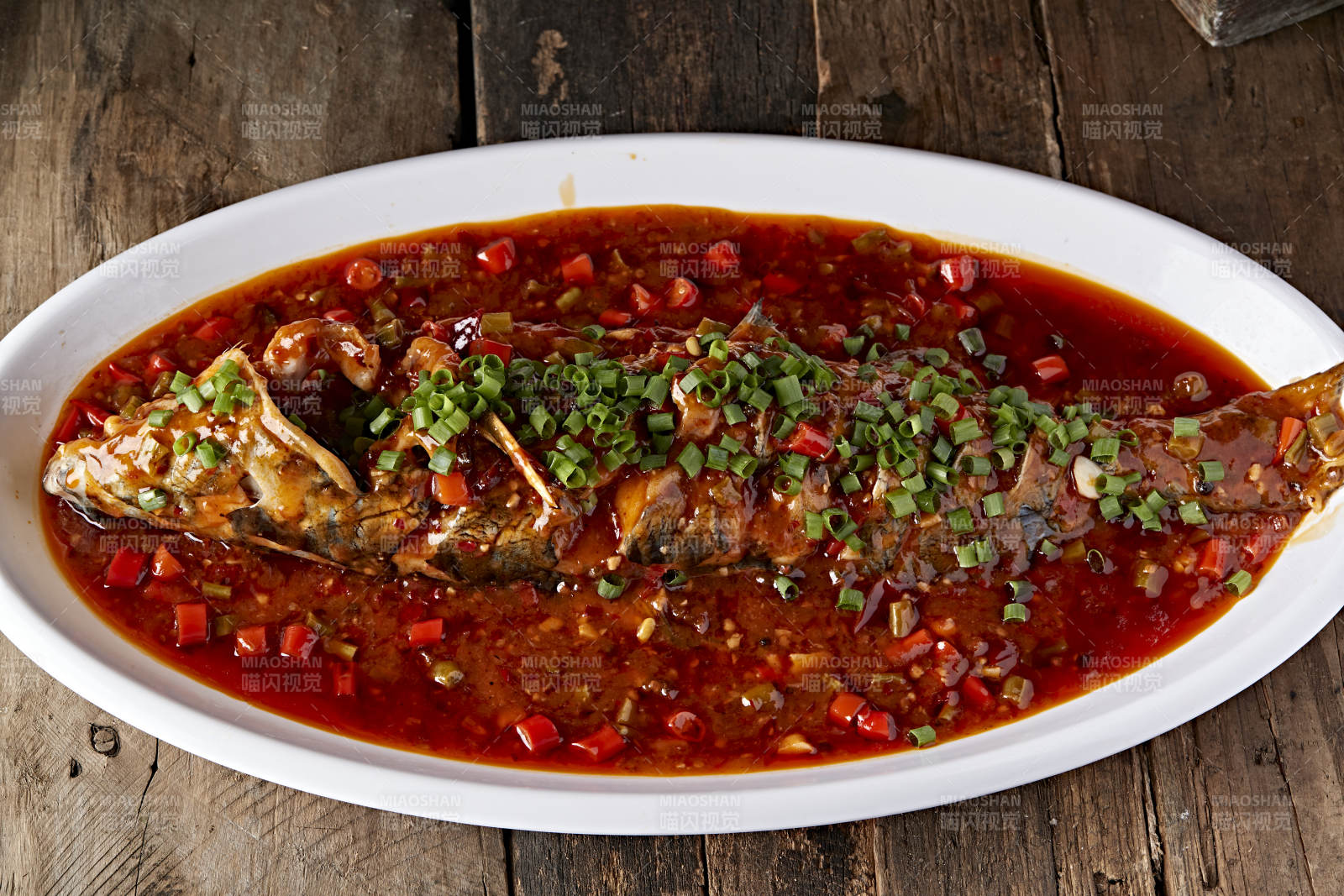 红烧鱼配葱花辣椒