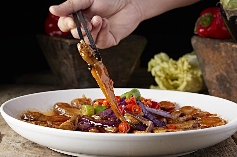 美味炒菜 筷子夹起