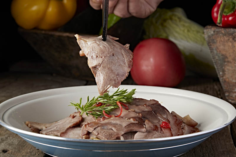 酸菜蒸肘花切片