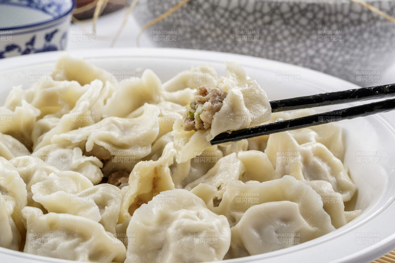 饺子配筷子特写