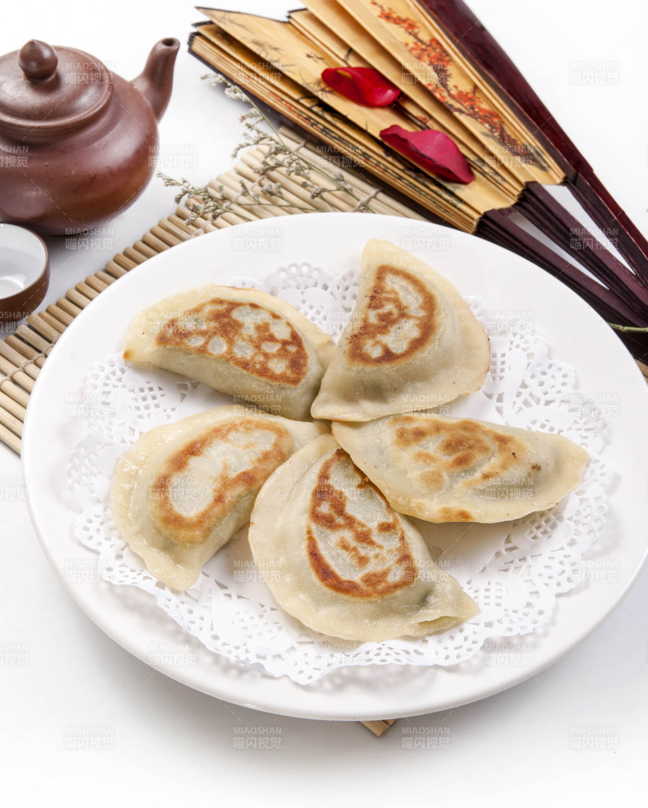 煎饺配茶具摆盘