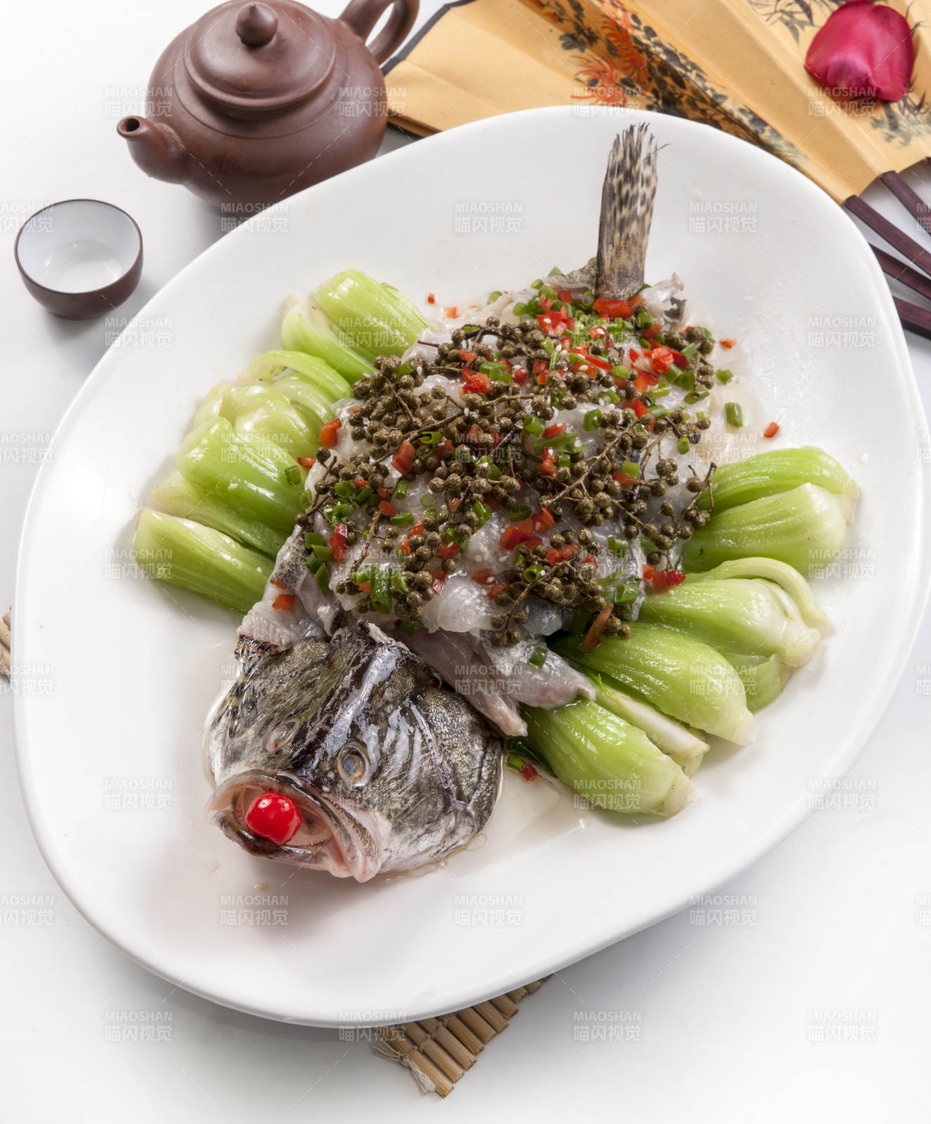 清蒸鱼配青菜